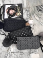 เอาใจสาวๆ ที่ต้องการหากระเป๋าสะพายข้างใบเล็กๆเบาๆ สะพาย cross body สวย สะพายจบในใบเดียว แนะนำใบนี้เลยค่า ตัวกระเป๋าสีดำ อะไหล่ดำ เรียบหรูมากคะ จากแบรนด์ David Jones ตัวกระเป๋าสะพาย ปรับเก็บสายถือเป็น clutch bag ได้คะ มีสายคล้องข้อมือ ขนาดกะทัดรัด พร้อมช่อ