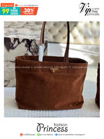 PRADA Suede Tote Bag Cocoa Brown กระเป๋าทรงโท้ทงานหนังกลับ สวยเด่นเป็นเอกลักษณ์มาก ดีไซน์เรียบแต่มากมีอยู่จริง สวยดูแพง ที่ไม่มีตอนนี้คือพลาด