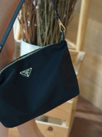 Prada Nylon Mini Crossbody Bag เข้ารอบสุดท้ายแล้วน๊าา กระเป๋าสะพายข้าง ผ้าไนล่อนอย่างหนา งานสวยโลโก้ตามสีกระเป๋า ทรงถ่วงใช้ง่าย ทรงและสี ตามของแท้ชนช็อปเลย สะพายได้2สาย สั้น ยาว หรือจะถอดสายออกถือเปนคลัชก็ได้ ตามชอบกันไปเลย ใส่ของได้เยอะเลย ทรงยิ่งถ่วงยิ่