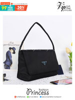 PRADA nylon Handbag วัสดุทำจากผ้าNylon อยู่ทรงสวยค่ะ อะไหล่เงินทั้งใบ สายสามารถสะพายไหล่ คล้องแขนได้