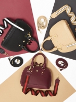 รุ่นใหม่ล่าสุด ' KEEP Milany handbag ทรง alma สุด Hot *จุดเด่นที่ >หนังลาย caviar ลายหนังสวย - หรู >เนื้อ matte น้ำหนักเบา ถือสะพายเข้าง่ายกับทุกชุด >ขนาดกระเป๋ากำลังดีคะ ใส่ กปต ยาว มือถือได้ ไม่เล็ก ไม่ใหญ่เกินไปคะ > Cutting เปะ สวยมากค