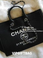 How Cute! 🎄🎄 รุ่นใหม่ล่าสุด!! ที่สาวๆรอคอย Chanel tote canvas bag จากงานพรีเมี่ยม VIP GIFT รุ่นดังเลยค้า Size ใหญ่อลัง บอกเลยว่า งานดีที่สุด ตัวกระเป๋า กระเป๋าผ้าเป็นผ้า canvas เนื้อดีสมราคา สัมผัส นุ่มลื่นมือมากกกก อะไหล่เงินปั้มแบรนด์แท้
