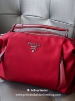 Prada mini tote กระเป๋าถือหรือสะพายขนาดกำลังน่ารัก วัสดุ matte canvas เนื้อหนา อะไหล่เงินทั้งใบ ด้านหน้าประดับ logo brand + ช่องซิปเล็ก ช่องหลักเปิดปิดด้วยซิป แบ่ง 2 ช่องใหญ่ ภายในกว้าง ใส่ iPad ได้ มีช่องเล็ก และช่องซิป ด้านหลังมีอีก 1 ช่องซิป มีห่วงปรับ