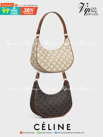 CELINE Vintage Classic Ava bag 1 ใน คอลเลคชั่น “Triomphe Canvas” มาพร้อมสายสะพายไหล่ที่ปรับความยาวได้ และเนื่องจากช่วงล่างของกระเป๋ามีขนาดใหญ่กว่าช่วงบน จึงทำให้ไม่เสียทรงเมื่อเราใส่สิ่งของอย่างกระเป๋าสตางค์หรือโทรศัพท์มือถือ หากดูภาพรวมแล้ว รุ่นนี้ออกแนว