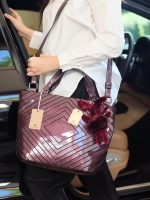 สีใหม่ Cranberry สวย มาก ตัวกระเป๋ามี กลิ้ตเตอร์ วิ้งๆ ทำให้โดดเด่น ลาย Limited edition หายาก 👍ปรับทรงได้ 2 แบบ น่ารักมาก สวยที่สุด มาพร้อมกระต่ายเข้า set เลิศคะ กระเป๋า จากแบรนด์ David Jones กระเป๋าสะพายข้างดีไซน์เกร๋มาก สีสวยหรูมาก ขนาดกะลังดีเล