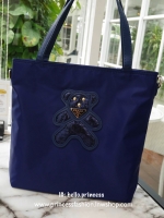 RESTOCK !! สองสีขายดี♡♡ กระเป๋าสะพาย *มีสายยาวให้คะ ทรง TOTE จากแบรนด์ PRADA มาค่า ตัวกระเป๋าเป็น nylon ทั้งใบ สะพายเป็น shoulder bag หรือถือได้ค่ะ ด้านหน้าเป็นลายหมี ปักกลิ้ตเตอร์ + logo brand ใช้แล้วสวยมากๆ อะไหล่ทองหรูมาก จุของคุ้ม ใส่หนั