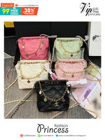 Chanel ss22 shopping tote / Chanel 23P mini bucket bag น่ารักมากๆ กับกระเป๋าสะพายไซส์มินิ ที่ปล่อยผ่านไม่ได้จริง ดีไซน์สายโซ่คล้องแขนตกแต่งอะไหล่ห้อยเพิ่มมูลค่า