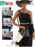 Guess Amara Bucket Handbag ซื้อ 1 ได้ถึง 2 กระเป๋ารุ่นใหม่ล่าสุดทรงถังสุดน่ารัก พิมพ์ลายรอบใบ วัสดุหนังนิ่มคุณภาพดี นิ่ม น้ำหนักเบา ด้านหน้าประดับด้วยโลโก้แบรนด์สวยโดดเด่น เปิด-ปิดด้วยด้วยตัวคล้องอะไหล่เงินสะดวกใช้ ด้านในโล่ง มีสายยาวปรับระดับได้มาให้ มาพ