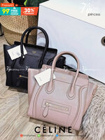 CELINE HANDLE BAG VIP GIFT WITH PURCHASE (GWP) พรีเมี่ยมกิ๊ฟรุ่นใหม่ Limited Edition จาก CELINE HAUTE PARFUME DUTYFREE COUNTER หนังแท้ Calf Skin Leather มาในดีไซน์สุดหรูยอดนิยมหนังนิ่มหอมขึ้นเทคเจอร์สวยอยู่ทรง เปิดปิดด้วยซิปสะดวกใช้ ด้านหน้ามีโลโก้แบรนด์ 