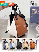 Loewe Hammock Bag / Loewe Small Hammock Leather Bag กระเป๋าถือหรือสะพาย รุ่น Rare items สุดๆ หนังสวยดีไซน์มีเอกลักษณ์ ใบขนาดกำลังดี น้ำหนักเบา สามารถปรับได้หลายทรง ด้านข้างมีซิปปรับขยายได้ ภายในโล่งกว้าง ใส่กระเป๋าสตางค์ กล้อง มือถือ ของใช้ได้เยอะ หูหิ้วห