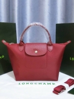 Longchamp Size S สินค้าใหม่ ของแท้!! เป็นล็อตผลิตเกินออเดอร์จากโรงงาน มาพร้อมการ์ด/ถุงผ้าแบรนด์/ถุงกระดาษแบรนด์ Size S: 25 x H. 23 x 16 cm. Color: Wine 609