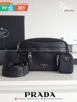 จากงานพรีเมี่ยมกิ้ฟท์ แบรนด์ PRADA วัสดุทำจาก หนังสลับ NYLON สามารถกันน้ำได้ ตัวกระเป๋าอยู่ทรงสวย ขนาดกำลังพอดี ไม่เล็กไม่ใหญ่ไป แถมมากับกระเป๋าห้อยใบเล็กคุ้มสุดๆ **อะไหล่เงินทั้งใบ ด้านหลังมีช่องใส่ของ เปิดปิดด้วยซิป ภายใน มีโลโก้แบรนด์ และช่องใส่ของแยก 