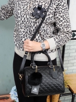 รุ่นใหม่ล่าสุด ขนาด มินิ หนังแกะสวยมากคะ สีเข้าใหม่ >> สี classy black รุ่น KEEP quited leather Pillow bag สวย น่ารัก ขนาดตอบทุกโจทย์การใช้งาน เห็นแล้ว #หลงรักเลยคะ ตัวกระเป๋าขนาดกำลังดี จุของคุ้ม หนังแกะ สวยมาก ดูแลรักษาง่าย #ตกแต่งด้วยพวงกุญแจปอมๆ