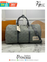 LV Keepall Bandoulière 50 denim classic travel bag กระเป๋าเดินทางสุดคลาสสิก ออกแบบใหม่ด้วยผ้าเดนิมสีซีดพร้อมลาย Monogram ภายในกว้างขวาง ขนาดเหมาะสำหรับการพักผ่อนในวันหยุดสุดสัปดาห์ หรือขึ้นเครื่องใส่สัมภาระได้อย่างครบถ้วน ตอบโจทย์มากค่ะ