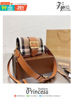 Burberry House Check Buckle Bag / The Small BB Buckle bag in House Check and Leather ปังไม่ไหววว ใครจะกล้าต้าน! มาใหม่ งานเรียบหรูลงตัวสุด ให้ความวินเทจนิดๆ ติดโมเดิร์นหน่อยๆ ได้ทุกลุค เกรดงานสวย.น่ารักมากๆ ใช้ได้ Everyday Look เลยค่า