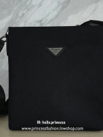 กระเป๋าผู้ชาย อเนกประสงค์ จากแบรนด์ PRADA วัสดุทำจากผ้า POLYESTER กันน้ำอย่างดี ขนาดกำลังดี จุของได้เยอะ ใส่Tabletได้ ใส่สมุดหนังสือได้สบาย โลโก้อะไหล่ลมดำ สวยหรูมากคะรุ่นนี้ อะไหล่สีเงิน มีช่องซิปด้านหลัง ภายในมีช่องซิปและป้ายหนังแบรนด์