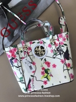 GUESS MINI CROSS BODY BAG กระเป๋าถือหรือสะพายรุ่นฮิตจาก GUESS FACTORY วัสดุ Saffiano PVC คุณภาพดี นิ่ม น้ำหนักเบา ด้านหน้าประดับด้วยโลโก้แบรนด์สุดหรู เปิดปิดกระเป๋าด้วยซิปสะดวกใช้ ด้านในโล่งกว้าง ซับในลายแบรนด์ สายสะพายยาวปรับได้ฟรีไซร์ ยาวสุด57cm. หูหิ้ว