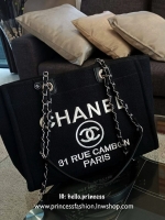 New updates 2018!!! กับ Chanel Canvas Handbag Bag กระเป๋าทรง TOTE สุดหรูจากแบรนดฺดังอย่าง chanel วัสดุผ้า canvas หนา นุ่มลื่นมือ ขนาดทรงใหญ่ เปิดปิดด้วยกระดุม ด้านในมีช่องใหญ่ พร้อมช่องซิปช่องใส่ของ ใส่ A4 , IPAD ,กระเป๋าสตางค์ยาว ได้สบายเว่อร์ มาพร้อมสาย