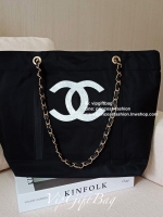 Chanel Satin Tote With Chain ♡♡ กระเป๋าสะพายทรง Shopping Bag งาน VIP GIFT ของแท้ 100% นำเข้าจาก Chanel Perfume Counter ใบใหญ่วัสดุ SATIN **อะไหล่ทอง ประดับคริสตัลสีดำโลโก้ CC สุดคลาสสิคหน้าหลัง ซับใน Polyester 100% เปิดปิดด้วยกระดุมแม่เหล็ก 