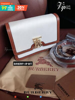 BURBERRY FRAGRANCES CROSSBODY BAG VIP GIFT WITH PURCHASE (GWP) พรีเมี่ยมกิ๊ฟ Limited Edition จากน้ำหอม BURBERRY วัสดุ Canvas & Leather ทรงเหลี่ยมสวยหรูอยู่ทรงมีโลโก้แบรนด์ด้านหน้า