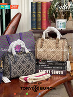 Large: Tory burch T Monograme Jacquaed Duffle เป็นทรงกระเป๋าที่มีความฮอตฮิตตลอดกาล ด้วยรูปทรงคลาสสิคและเหมาะใช้งานเข้ากับทุกสถานการณ์ ไม่ว่าจะเป็นกระเป๋าสะพายไหล่ เพิ่มความคล่องตัวและเข้าได้กับทุกลุค ไม่ว่าจะเป็นวันสบายๆ หรือวันที่ต้องออกไปทำกิจกรรมลุยๆ ห