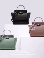 New arrival!! CHARLES & KEITH CROC-EFFECT TRAPEZE BAG กระเป๋าสะพายรุ่นใหม่ล่าสุด วัสดุหนังเรียบเงาสวย นิ่ม น้ำหนักเบา อะไหล่เงิน เปิดปิดกระเป๋าแบบกดล็อก ด้านในโล่งกว้างมีช่องซิปสำหรับใส่ของ ใส่กระเป๋าสตางค์ใบยาว Iphone+ได้ทุกรุ่น มาพร้อมสายสะพายยาวถอด-ปรั