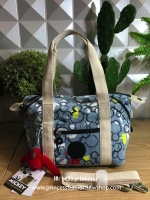 Kipling D ART MINI Collection Mickey กระเป๋าถืออเนกประสงค์ Art Mini จาก KIPLING ขนาดเล็กมีน้ำหนักเบา และช่องกระเป๋ากว้าง สะดวกในทุกการพกพาไปพร้อมคุณ มีมุมด้านข้างสามารถปรับได้ให้เข้ากับการใช้งานของคุณ โดยการรูดซิปลงเพื่อให้เป็นกระเป็นกระเป๋าสะพายดีไซน์เก๋