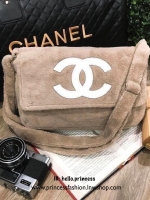 MUST HAVE! Chanel Beaute Crossbody Bag กระเป๋าถือหรือสะพายพรีเมี่ยมของเเท้จาก Chanel Cosmetic Counter VIP Gift รุ่นแนะนำวัสดุขนวูฟสีดำหนานุ่มตัดโลโก้แบรนด์หนังแก้วสวยโดดเด่น น้ำหนักเบา เปิดปิดด้วยฝาปิดกระดุมแม่เหล็ก ใบใหญ่กำลังดีใส่ ipad กระเป๋าสตางค์ใบยา