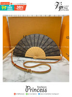 TOP ORI หนังแท้ | LV Fan Bag กระเป๋าสะพายดีไซส์รูปพัด เปิดตัวกระเป๋ารุ่น Fan ดีไซน์โดดเด่นบนรันเวย์แฟชั่นโชว์คอลเลกชันประจำฤดูกาล Spring-Summer 2025