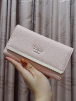 GUESS FACTORY WOMEN'S WALLET กระเป๋าสตางค์ใบยาว3พับดีไซน์สวยรุ่นใหม่ล่าสุดวัสดุหนังนิ่มขึ้นลายริ้วด้านหน้าประดับโลโก้แบรนด์สวย เปิดปิดด้วยฝาปิด ภายในมีทั้งช่องใส่รูป ช่องใส่ธนบัตร แบงก์พัน และช่องใส่บัตรหลายช่องแยกเป็นสัดส่วน ภาพถ่ายจากสินค้าจริงสวยน