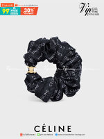 Celine Scrunchy Rayure Bracelet in Brass / CELINE BRACELET WITH TRIOMPHE GOLD AND SILK ที่รัดผมที่ไม่ใช่เพียงรัดผมแต่เป็นเครื่องประดับในสไตล์สาว LISA ที่ต้องอยู่ที่ข้อมือเท่านั้น! จนถือเป็นซิกเนเจอร์ที่โดดเด่นจนแฟนๆทั่วโลกต้องจดจำ วัสดุทอจากไหมทั้งเส้นลาย