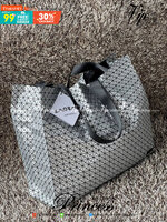 ORI 🥂 Baobao Issey Miyake Cart geometric tote bag / Miyake Cart Tote Bag รูปทรงที่สร้างขึ้นโดยบังเอิญ' เสื้อผ้าที่มีโครงสร้างและได้รับการออกแบบทางวิศวกรรมอันเป็นเอกลักษณ์ของแบรนด์ ส่งต่อไปยังเครื่องประดับที่น่าประทับใจและไร้กาลเวลาเหล่านี้ กร