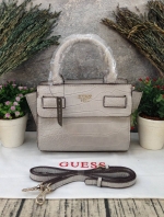 GUESS Cate Mini Series Crocodile New Collection!! กระเป๋าถือหรือสะพายลายหนังจระเข้สวยอยู่ทรง ดีไซน์หรูหรา เปิดปิดด้วยซิปคุณภาพดี ภายในโล่งจุพอประมาณ มีช่องซิปเล็กเปิดปิดง่าย ผ้าบุลายแบรนด์สวย สายสะพายปรับระดับได้ รุ่นนี้สวย หายาก ใช้ได้หลายโอกาสแน่นอน สาว