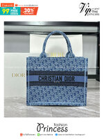 Medium Dior Book Tote Bag Blue Denim Dior Oblique Jacquard กระเป๋าทรงโท้ท แก่นแท้ของความงามรูปลักษณ์ทันสมัย เดนิมหรูหรา