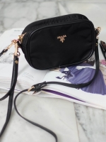 งานพรีเมี่ยมกิ้ฟ จากเคาเตอร์ต่างประเทศคะ ได้ กระเป๋าclutch & shoulder bag จากแบรนด์ Prada มาค่า เป็นกระเป๋าผ้า ไนล่อน น้ำหนักเบา สวยหรู ตามแบบฉบับของแบรนด์เลย ตัวกระเป๋าขนาดกำลังดี ใส่มือถือได้ทุกรุ่น สามารถเก็บสายถือเป็นคลัชออกงานได้คะ หรือ สะพายข้างได้ 