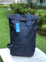 Adidas Originals BP Roll Top 3D Mesh 2017 Backpack Bag DH0100 กระเป๋าเป้สะพายหลัง สีใหม่ ดีไซน์แบบ 3 มิติ วัสดุ polyurethane ใช้ลูกเล่นของเหลี่ยม และมุมเชื่อมเข้าหากัน การออกแบบกระเป๋าเป็นเหมือนถุงทรงสูง ส่วนปากกระเป๋า เปิดปิดแบบตีนตุ๊กแกม้วนพับ และติดกระ