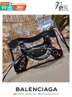 ไซส์ใหม่ กับรุ่นคอลแลบอีกหนึ่ง ที่ฮอตติดลมไม่เลิก!! Gucci×Balenciaga neo floral small bag กระเป๋าถือ/สะพายข้างที่โดดเด่นในสไตล์ที่ไม่ซ้ำ ไม่เกร่อ ดีไซน์มีกิมมิคและลูกเล่นแพรวพราว ทั้งหนังรูดซิป ทั้งหูจับ ทั้งความตกแต่ง มีดีเทลอัพราคาไปหมด วัสดุผ้าแคนวาสตั