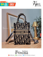 Dior mini book tote phone bag / CD MINI SHOPPING BAG น้องคนสวย ไซส์มินิ ขนาดเล็กน่ารัก น่าใช้มากกกก!! ดีไซน์คลาสสิควินเทจ สวยหรู