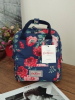 Cath Kidston Mini Backpack Bag กระเป๋าเป้รุ่นมินิ สไตล์วินเทจสุดฮิต วัสดุ Canvas เคลือบ เช็ดทำความสะอาดได้ ภายในมีช่องซิปเล็ก 1 ช่อง เปิด/ปิดกระเป๋าด้วยซิปรอบ ด้านหน้ามีช่องซิปอีก 1 ช่อง ไว้ใส่ของ สวยคุ้มมากค่ะรุ่นนี้