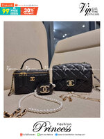 VIP 🥂 เซ็ทคือที่สุดของความคุ้ม EXCLUSIVE MIX ITEM!! CHANEL GIFT BOX SET กลับมาอีกครั้งกับไอเท็มสุดหรูชวนให้สะสม สุดยอดของรุ่นยอดฮิตพร้อมเสิร์ฟครบชุด สุดคุ้ม มาพร้อมกระเป๋าสะพายถึง 2 ใบ คอลเลคชั่นของมันต้องมี ทั้งตัวคลาสสิคและ vanity และสุดยอดของหา