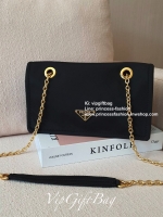 Prada nylon chain crossbody เหมาะกับสาวๆสุดแซ่บ วัสดุทำจากผ้าไนล่อน สามารถกันน้ำได้ อะไหล่ทองทั้งใบเปิดปิดด้วยกระดุมแม่เหล็ก ภายในมีช่องซิปใหญ่แยก1ช่อง สามารถใส่กระเป๋าสตางค์ยาวได้ ขนาดกะทัดรัด สะพายออกงานได้เลยค่ะ สาวๆต้องมี