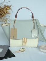 งานแท้ชนช้อป ทรงขายดี มาใหม่สวยหรูมากคะ กระเป๋าถือ / สะพายจาก แบรนด์ David jones หนังอย่างดี ขนาด กำลังดี มีช่องใส่ของจุกจิกด้านใน สีสวยคะ เข้ากับชึดได้ง่ายมากๆ ใบนี้แนะนำเลย สวยมาก สีSweetPastel