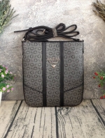 GUESS CROSSBODY กระเป๋าสะพายข้าง ผู้หญิงหรือผู้ชาย สามารถใช้ได้ค่ะ วัสดุหนังแกะสังเคราะห์พิมพ์ลายแบรนด์ ด้านหน้าประดับโลโก้แบรนด์มีเงิน เปิดปิดด้วยซิป น้ำหนักเบา ด้านในบุผ้าพิมพ์ลายเฉพาะของแบรนด์ มีช่องซิปด้านในอีก 1 ช่องค่ะ