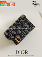 VIP 】DIOR MONOGRAM SADDLE FLAP CARD HOLDER กระเป๋าใส่บัตร ใส่เหรียญ วัสดุหนังแท้ และผ้า Jacquard อย่างดี ทอสวยงามที่สุด ผสมผสานความสง่างามและคลาสสิกที่เข้ากับยุคสมัย ด้านหน้าโดดเด่นด้วยซิกเนเจอร์ของ Christian Dior อะไหล่สีทองอ่อน เงางาม เป็นอีกหนึ่งรุ่นที