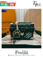 LV Soul Trunk Monogram Heritage Canvas Bag กระเป๋าสะพายทรงกล่องสีเขียวสดใส รุ่นใหม่สุดไอคอนิก มาพร้อมชาร์มห้อยรูปอุ้งเท้าน้องหมาน่ารักโดดเด่นน่ารักมากๆ สะพายข้างชิคๆ พร้อมตอบรับได้ทุกลุค ทุกสไตล์ไปเลยจ้า
