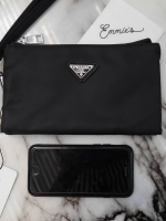 ได้งานมินิน่ารัก กระเป๋าคล้องมืองานพรีเมี่ยมกิ้ฟท์ จาก PRADA มาค้า ตัวนี้คุ้มสุดๆ โดดเด่นที่ ตัวกระเป๋าผ้าไนล่อน **อะไหล่เงินเงา น้ำหนักเบา สายคล้องแขนถอดได้ มีช่องแบ่งเก็บของ 3 ช่องซิปเลย ช่องตรงกลางสามารถ ใส่บัตรได้ด้วยค้า ใส่ iphone6 ได้น้าาา **สวยคุ้ม