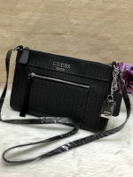 Guess mini shoulder bag กระเป๋าสะพายไหล่หรือ crossbody Design ลายตัว G ทั้งใบ ด้ายหน้าประดับ logo brand พร้อมพวงกุญแจเพิ่มดีเทลความเก๋ กระเป๋าเปิดปิดด้วยซิป ด้านในโล่งจุได้เยอะ ใส่กระเป๋าสตางค์ใบยาวได้ ใส่โทรศัพท์ได้ทุกรุ่นค่ะ ภายในมีช่องเล็กอีกช่องสำหรับ