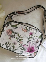 GUESS FLORA CROSSBODY BAG กระเป๋าสะพายหนังพิมพ์ลายดอกไม้อะไหล่สีโรสโกลด์ดูอ่อนหวาน ด้านหน้าติดโลโก้แบรนด์ เปิดปิดด้วยซิป ด้านในโล่งกว้าง มีช่องซิปเล็ก สามารถใส่กระเป๋าสตางค์ใบยาว มือถือ ของจุกจิกได้เยอะ ขนาดกำลังดีนะคะ ตัวจริงสวยน่าใช้มากๆค่า