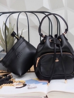 รุ่นใหม่ล่าสุด สวยมากๆค่า รุ่น New KEEP Minny bucket bag ทรงเก๋ สวย น่ารัก ขนาดตอบทุกโจทย์การใช้งาน เห็นแล้ว *หลงรักเลยคะ *ใบนี้ซื้อ1ได้ถึง2 มีกระเป๋าใส่ของใบเล็กด้านในให้อีก 1 ใบนะคะ 🌲ตัวกระเป๋าขนาดกำลังดีหนังเนื้อดีนิ่มมากๆคะ ดูแลรักษาง่าย ด้านใ