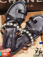 Chanel Sandels with Pearl แตะ สวม ชิคๆ วัสดุหนัง PU สวมโป้งคาดครอสเอ็กซ์ ด้านบนแต่งไข่มุกสวยละมุน พร้อมติดอะไหล่โลโก้แบรนด์